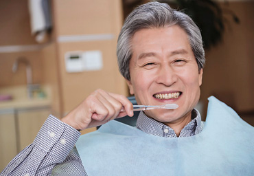 임플란트 / 어르신틀니 / 각종 보험처리